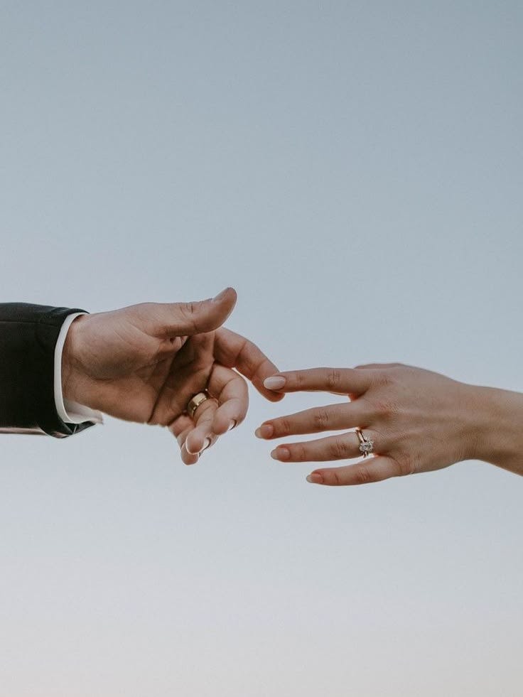 دەستی جووت بەرەو یەکتر، ئەنگوستیلەکان دیارن